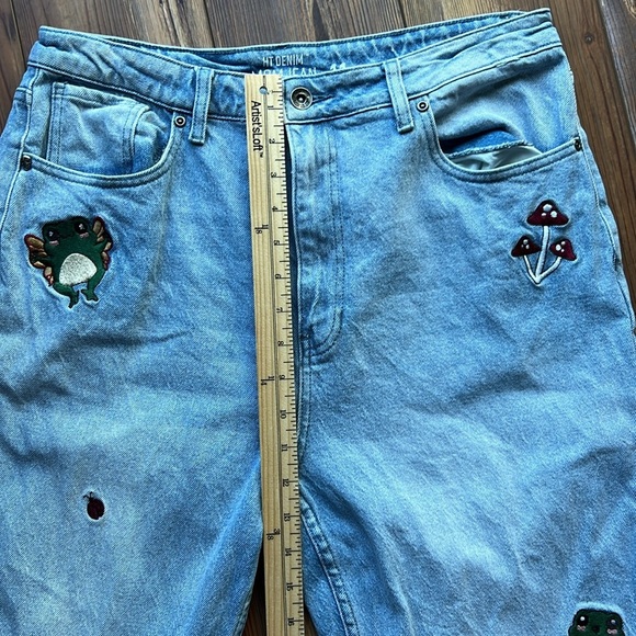 Hot Topic Denim Mom Jeans Size 11 | Frog Mushroom & Snails 🐸 🍄 🐌 - Picture 9 of 10